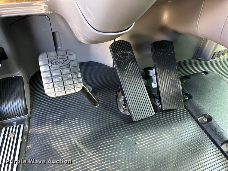 image for item DG4278 2015 Peterbilt  365 crane truck