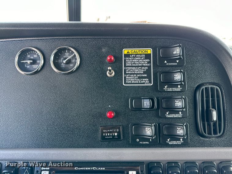 image for item DG4278 2015 Peterbilt  365 crane truck