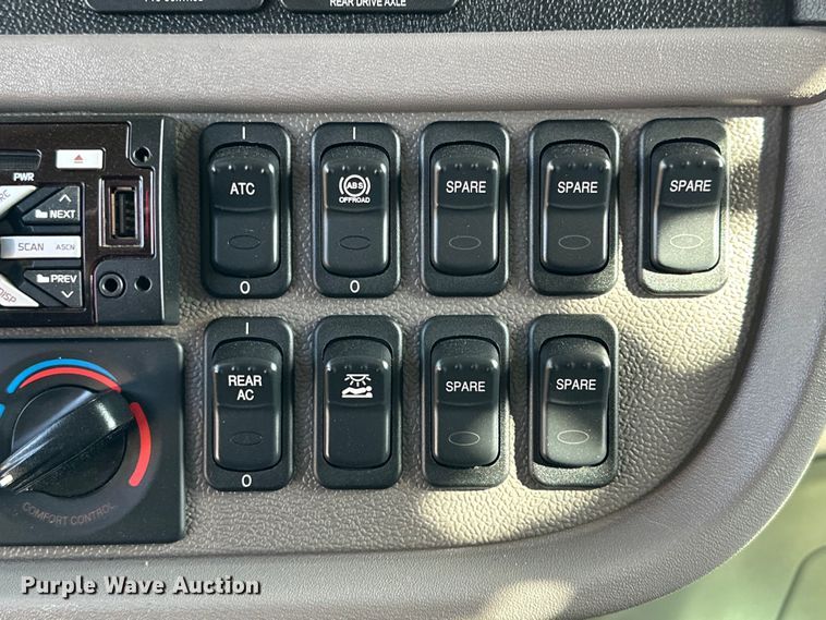 image for item DG4278 2015 Peterbilt  365 crane truck