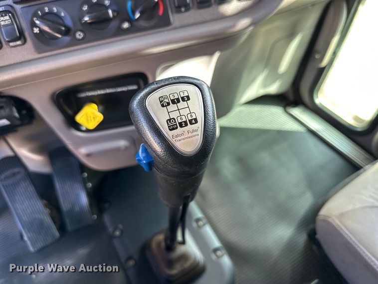 image for item DG4278 2015 Peterbilt  365 crane truck