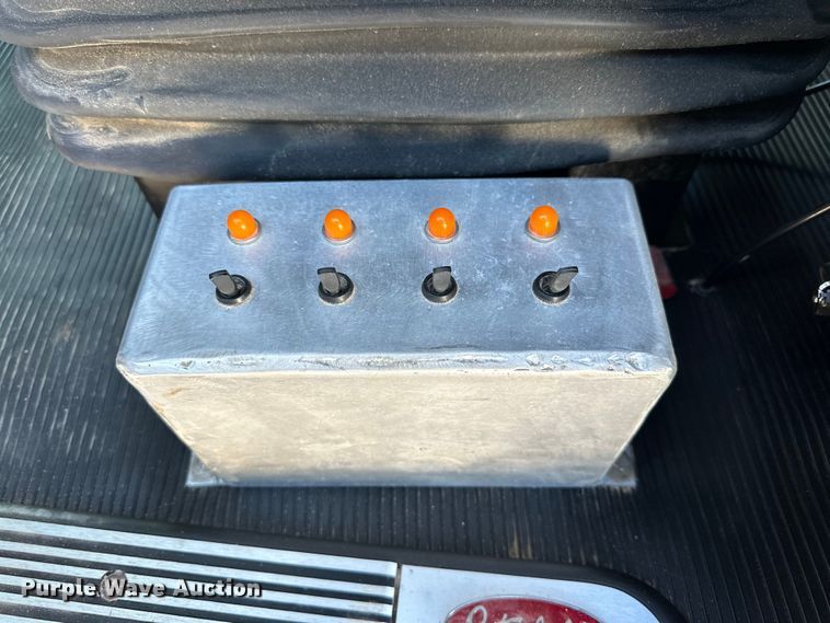 image for item DG4278 2015 Peterbilt  365 crane truck