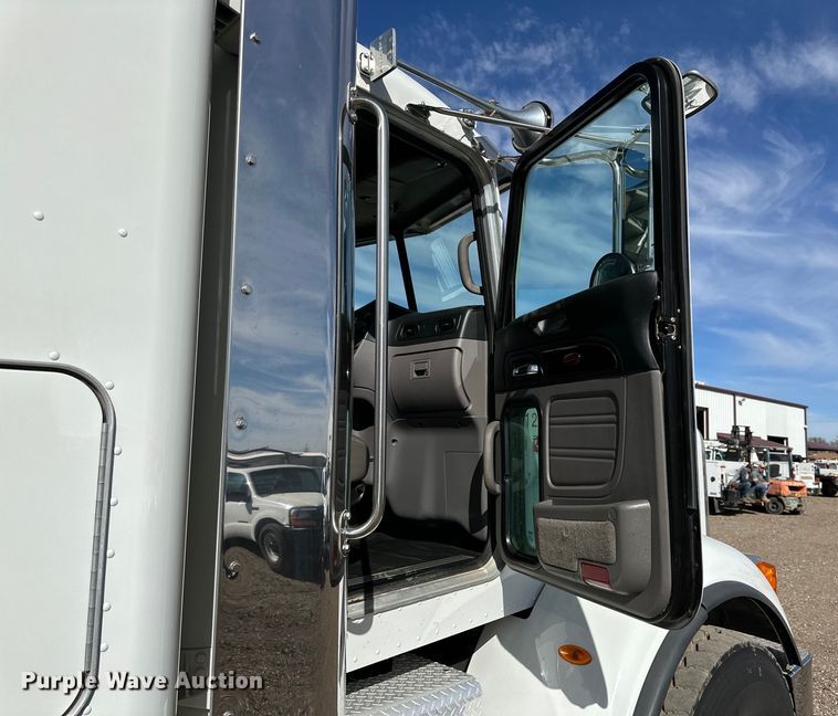 image for item DG4278 2015 Peterbilt  365 crane truck