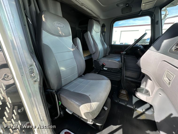 image for item DG4278 2015 Peterbilt  365 crane truck