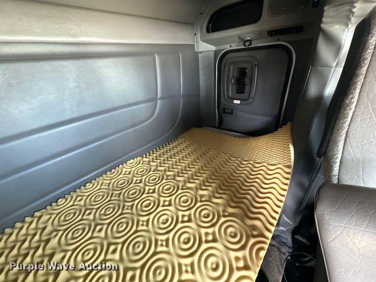 image for item DG4278 2015 Peterbilt  365 crane truck