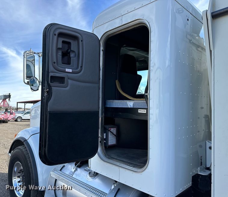 image for item DG4278 2015 Peterbilt  365 crane truck