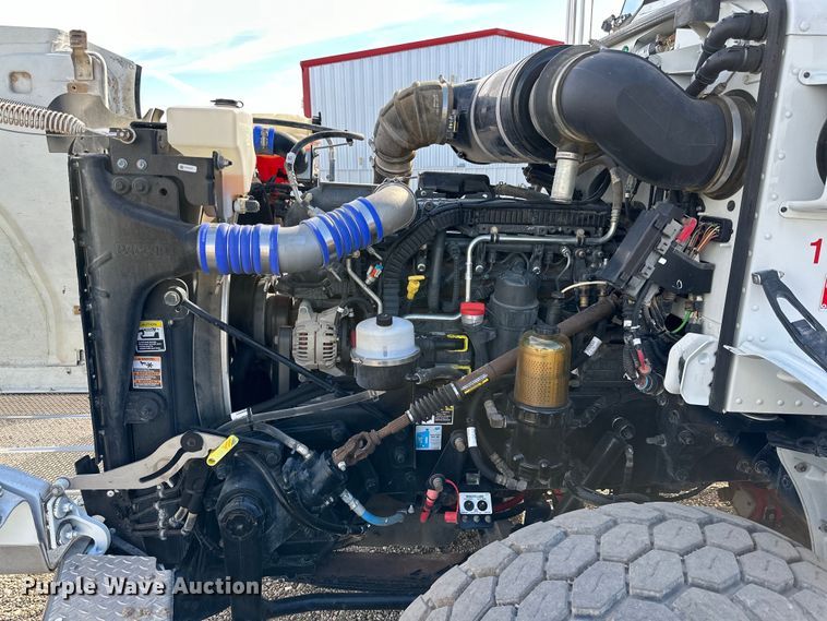 image for item DG4278 2015 Peterbilt  365 crane truck