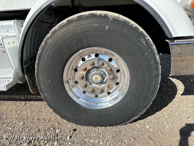 image for item DG4278 2015 Peterbilt  365 crane truck