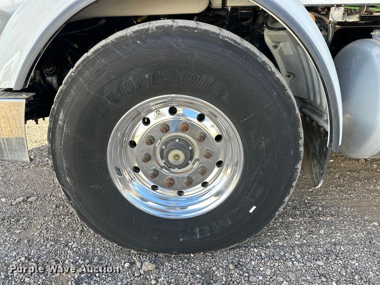 image for item DG4278 2015 Peterbilt  365 crane truck