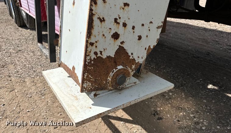 image for item DG4279 2012 Peterbilt 365 crane truck