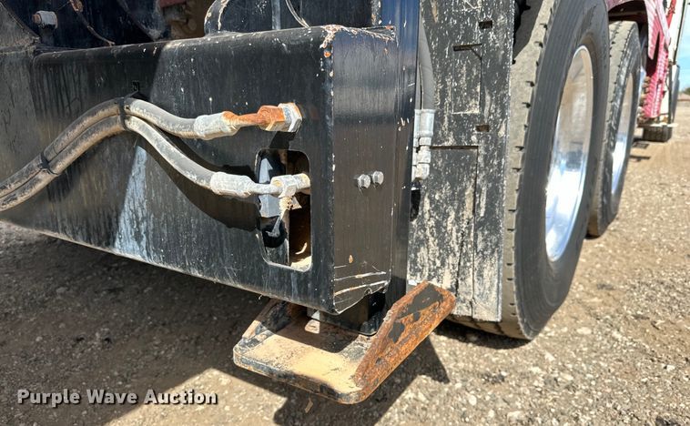 image for item DG4279 2012 Peterbilt 365 crane truck