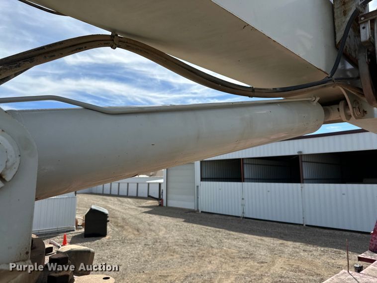 image for item DG4279 2012 Peterbilt 365 crane truck