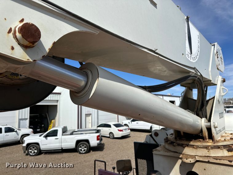 image for item DG4279 2012 Peterbilt 365 crane truck