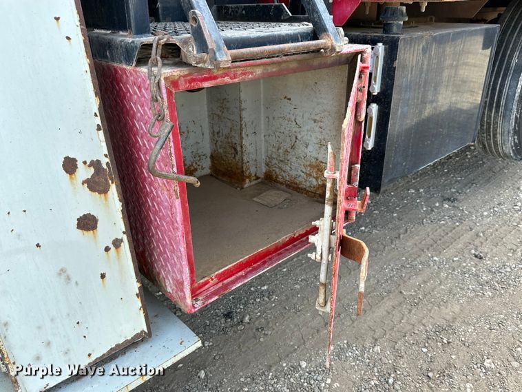 image for item DG4279 2012 Peterbilt 365 crane truck