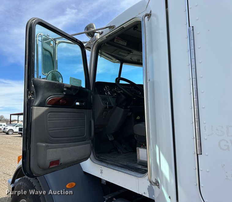 image for item DG4279 2012 Peterbilt 365 crane truck