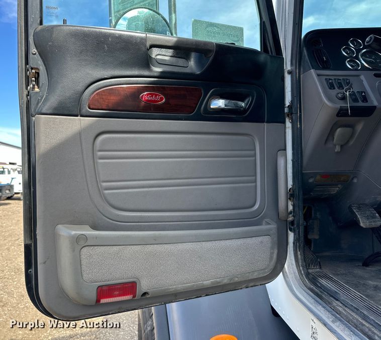 image for item DG4279 2012 Peterbilt 365 crane truck