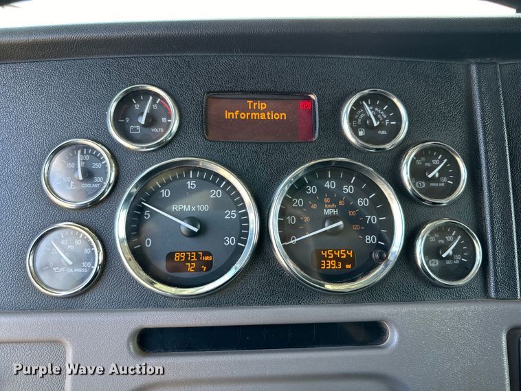 image for item DG4279 2012 Peterbilt 365 crane truck