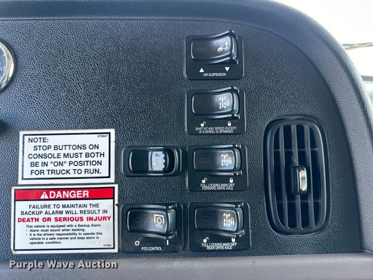 image for item DG4279 2012 Peterbilt 365 crane truck