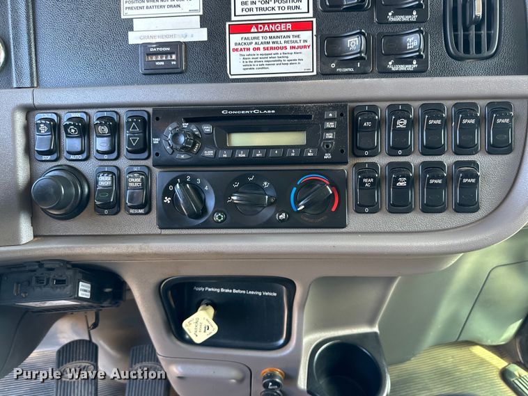 image for item DG4279 2012 Peterbilt 365 crane truck