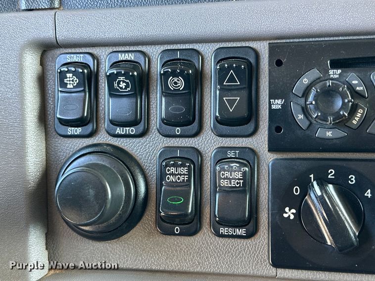 image for item DG4279 2012 Peterbilt 365 crane truck