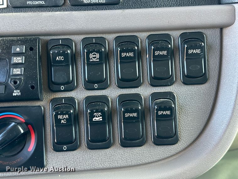 image for item DG4279 2012 Peterbilt 365 crane truck