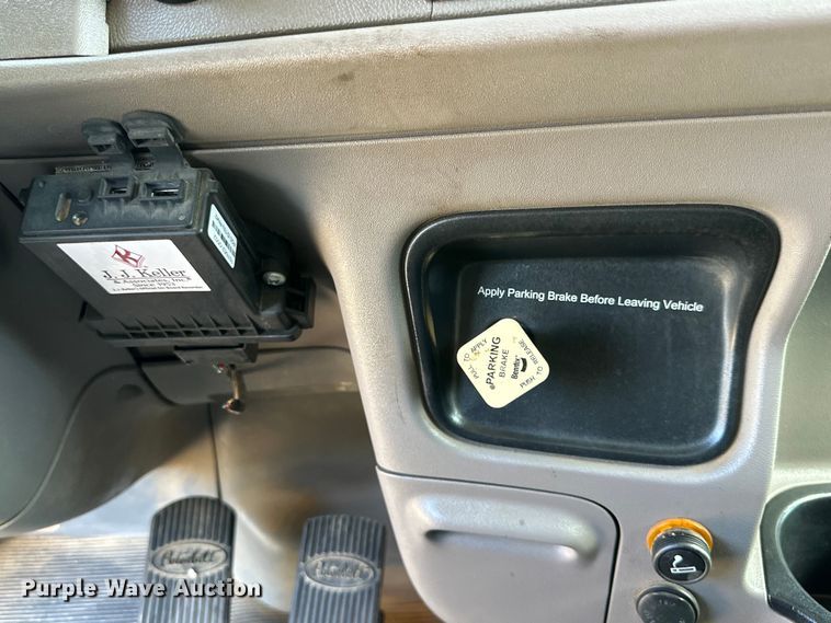 image for item DG4279 2012 Peterbilt 365 crane truck