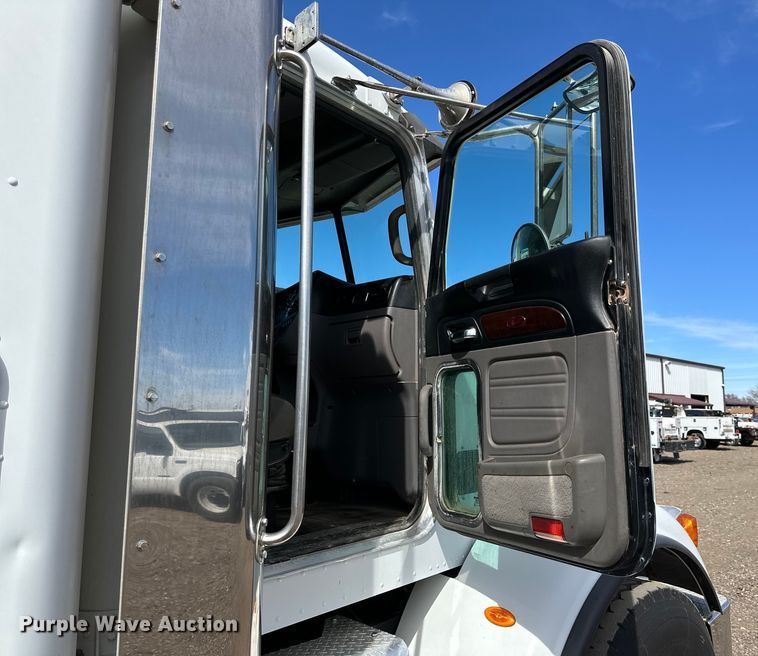 image for item DG4279 2012 Peterbilt 365 crane truck