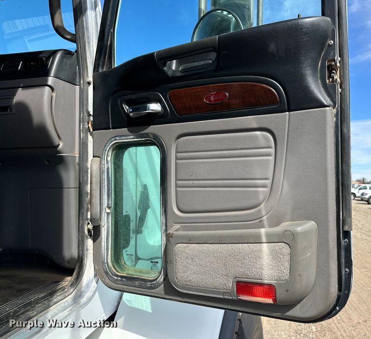 image for item DG4279 2012 Peterbilt 365 crane truck