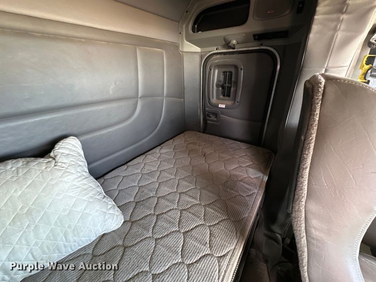 image for item DG4279 2012 Peterbilt 365 crane truck