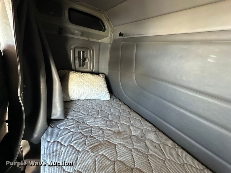 image for item DG4279 2012 Peterbilt 365 crane truck