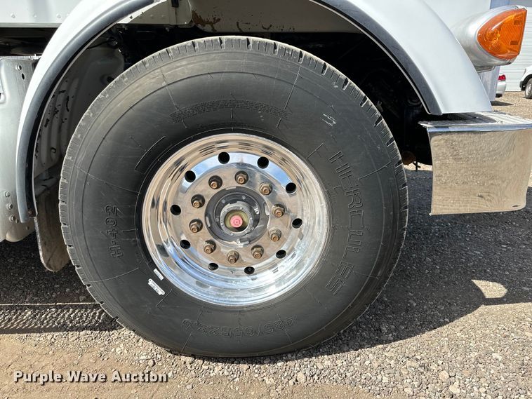 image for item DG4279 2012 Peterbilt 365 crane truck