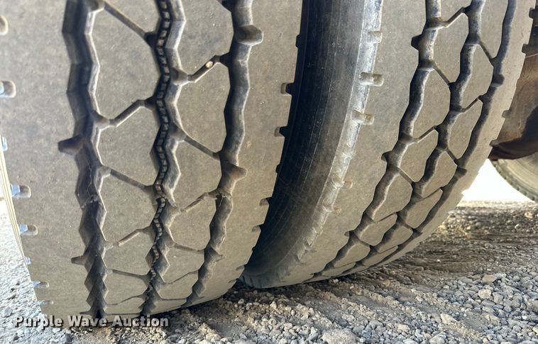 image for item DG4279 2012 Peterbilt 365 crane truck