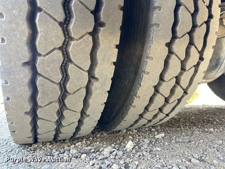 image for item DG4279 2012 Peterbilt 365 crane truck