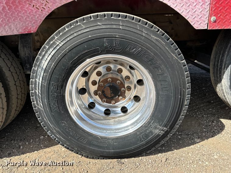 image for item DG4279 2012 Peterbilt 365 crane truck