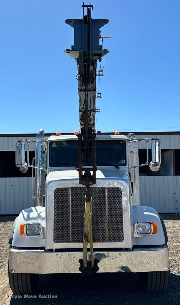 image for item DG4280 2016 Peterbilt 365 crane truck