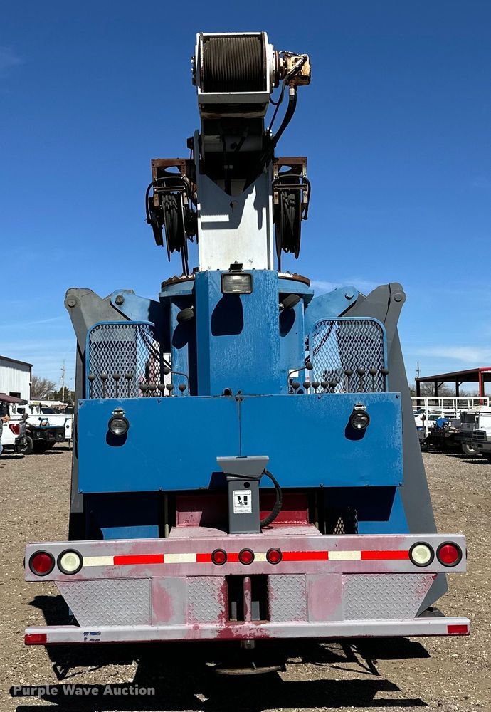 image for item DG4280 2016 Peterbilt 365 crane truck