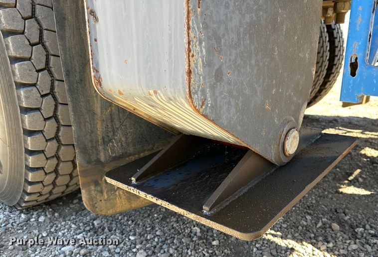 image for item DG4280 2016 Peterbilt 365 crane truck