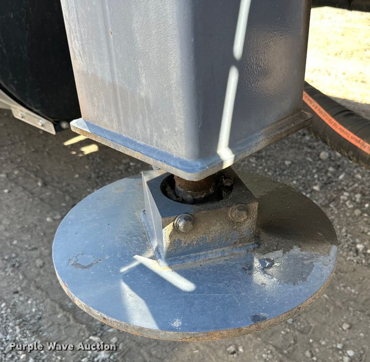 image for item DG4280 2016 Peterbilt 365 crane truck