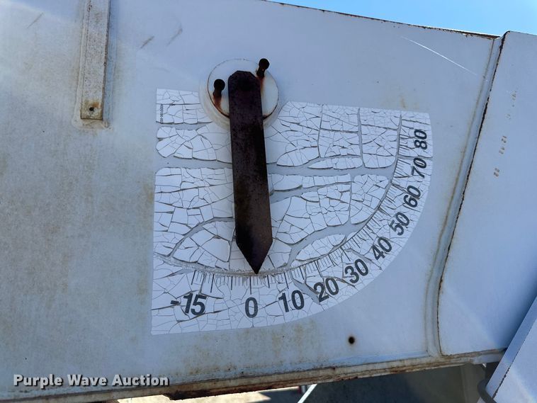 image for item DG4280 2016 Peterbilt 365 crane truck