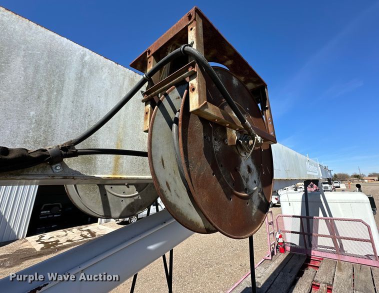 image for item DG4280 2016 Peterbilt 365 crane truck