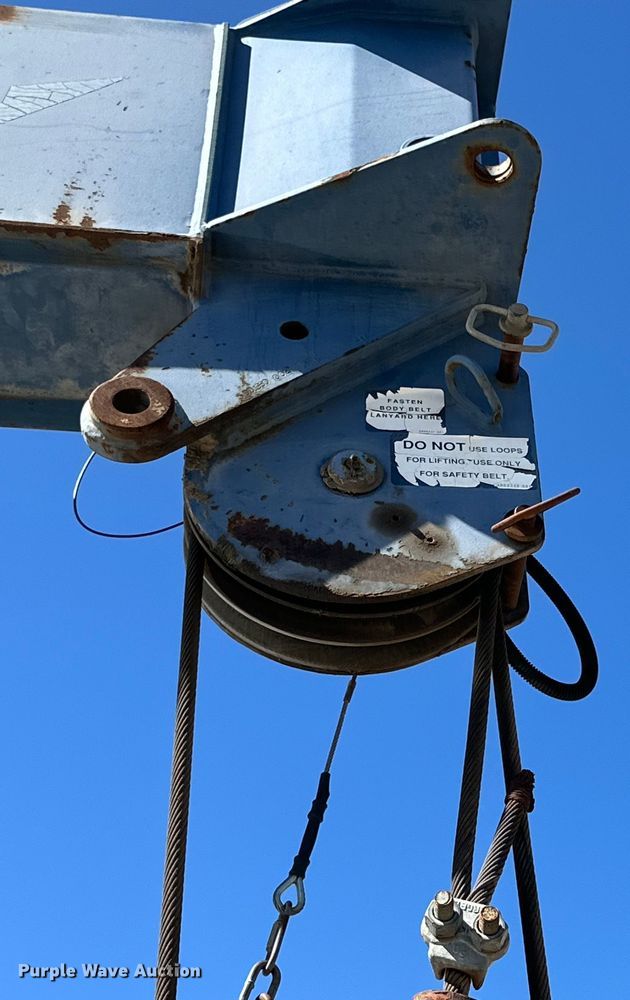 image for item DG4280 2016 Peterbilt 365 crane truck