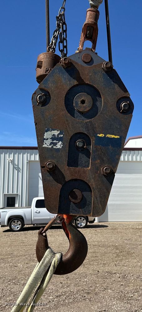 image for item DG4280 2016 Peterbilt 365 crane truck