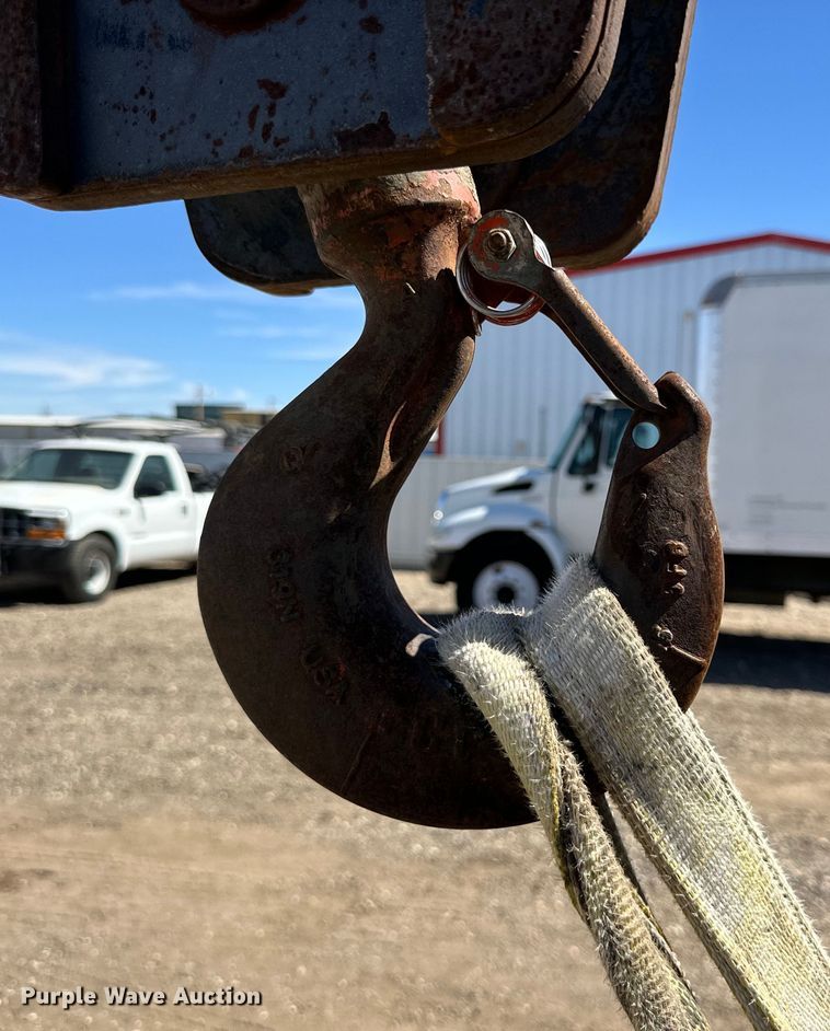 image for item DG4280 2016 Peterbilt 365 crane truck