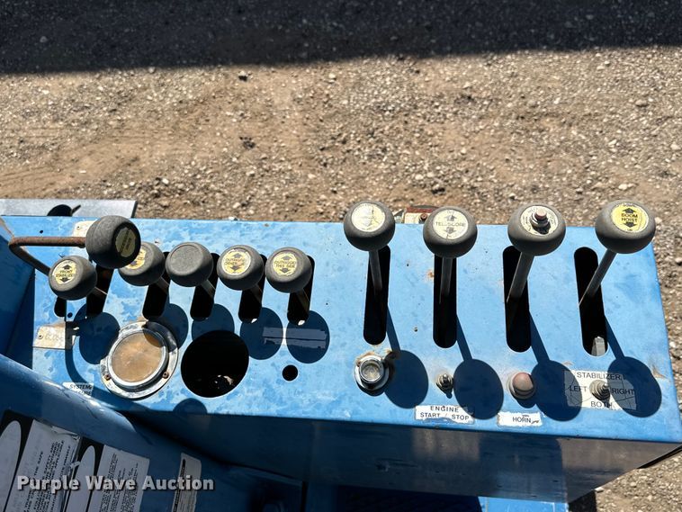 image for item DG4280 2016 Peterbilt 365 crane truck