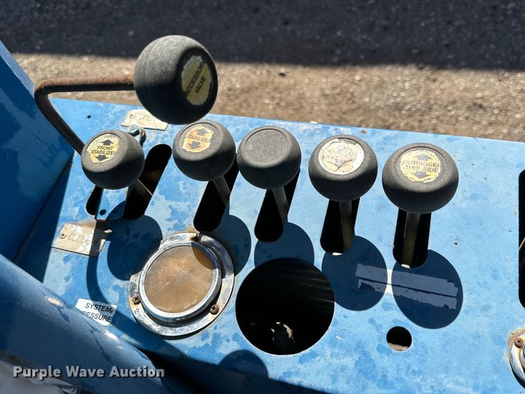 image for item DG4280 2016 Peterbilt 365 crane truck