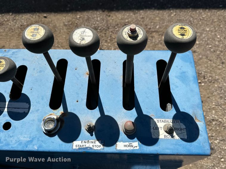 image for item DG4280 2016 Peterbilt 365 crane truck