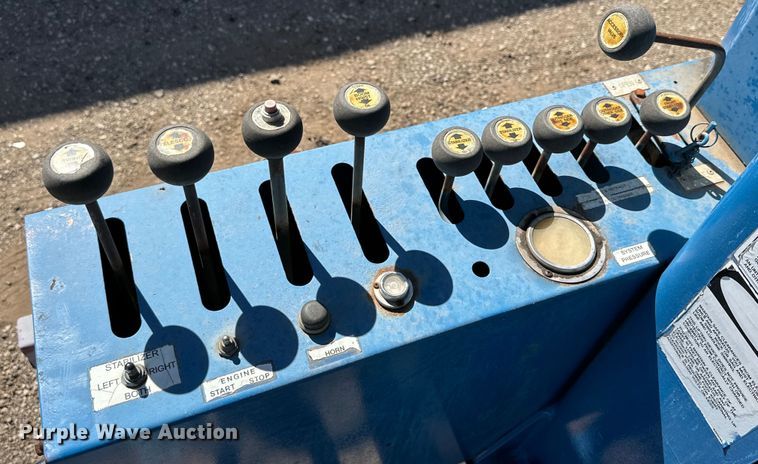 image for item DG4280 2016 Peterbilt 365 crane truck