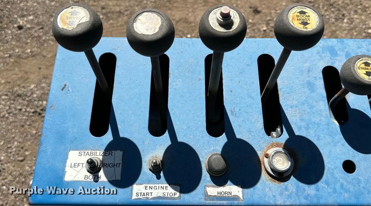 image for item DG4280 2016 Peterbilt 365 crane truck