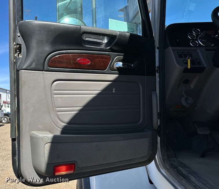 image for item DG4280 2016 Peterbilt 365 crane truck