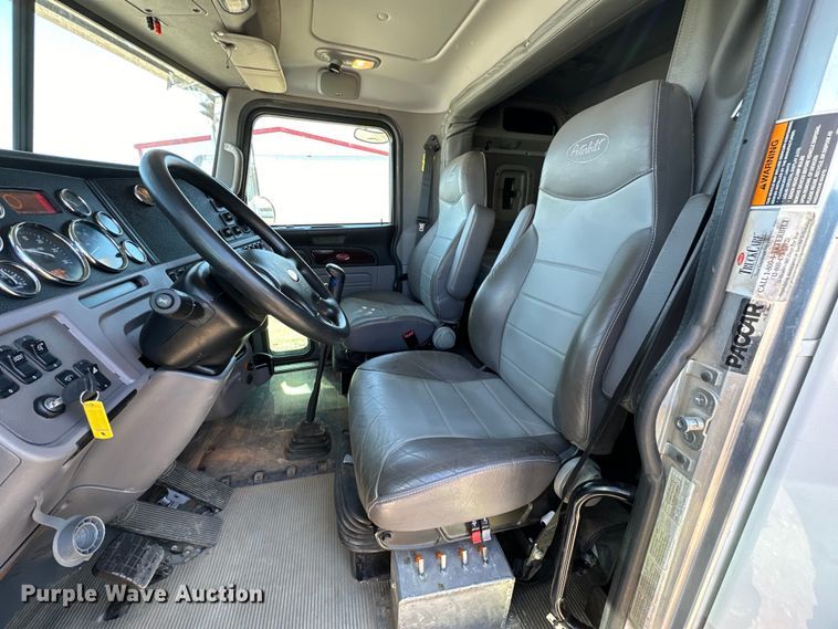 image for item DG4280 2016 Peterbilt 365 crane truck