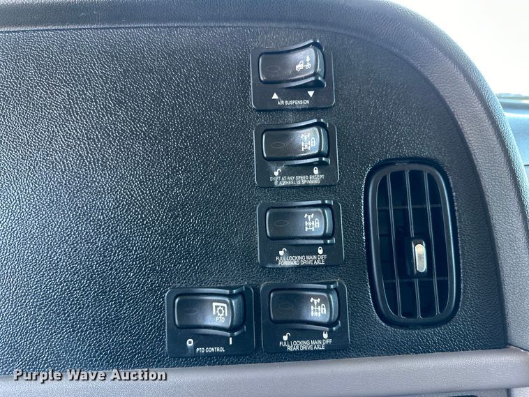 image for item DG4280 2016 Peterbilt 365 crane truck